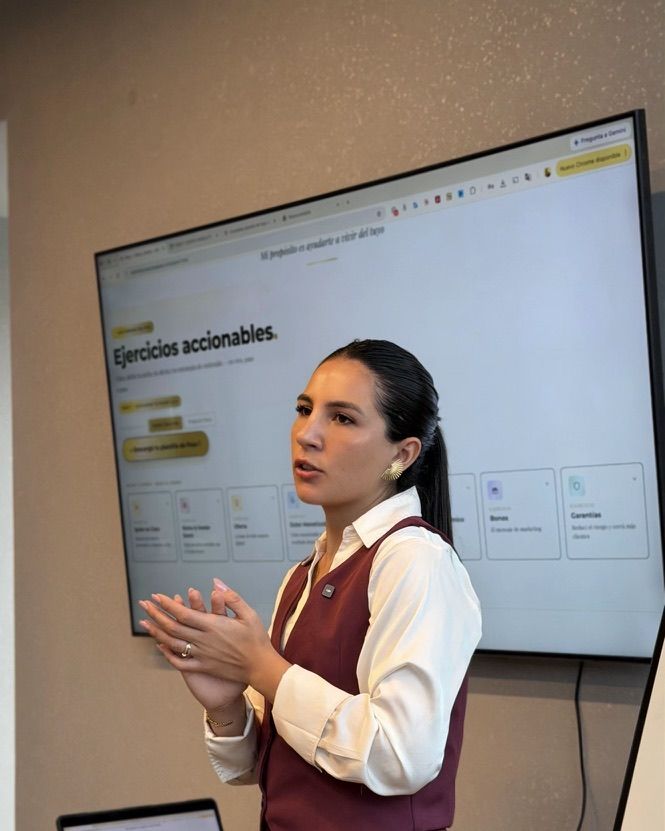Clara Pérez dando una clase
