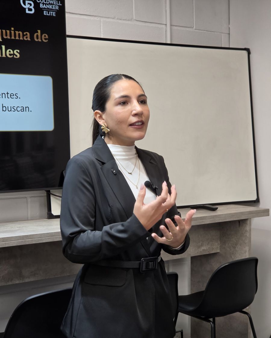 Clara Pérez dando una charla